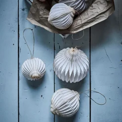 House Doctor Alsta Ornament Off-White/Golden Medium^ Julepynt