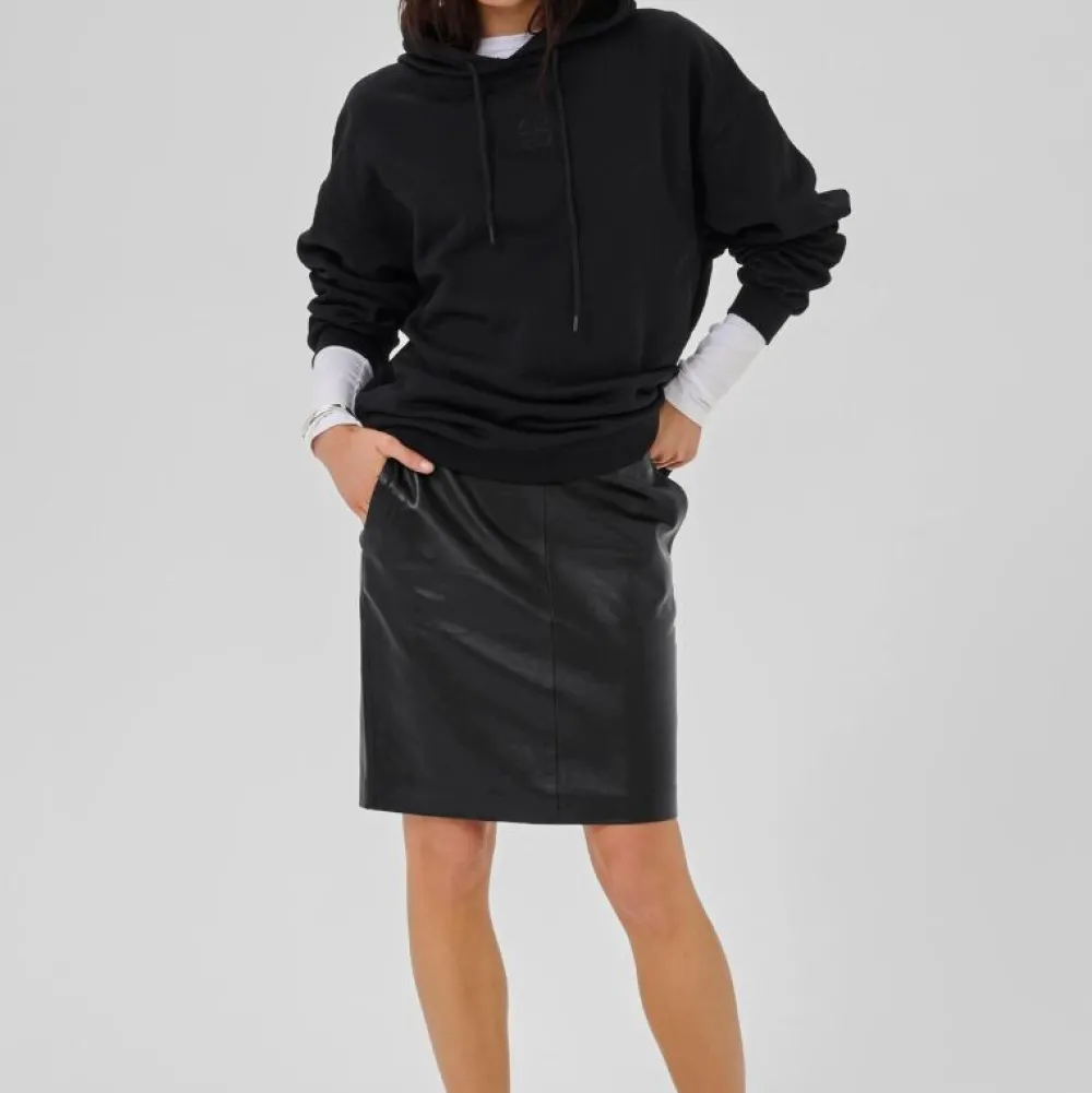 My Essential Wardrobe The Leather Skirt^Dame Underdele