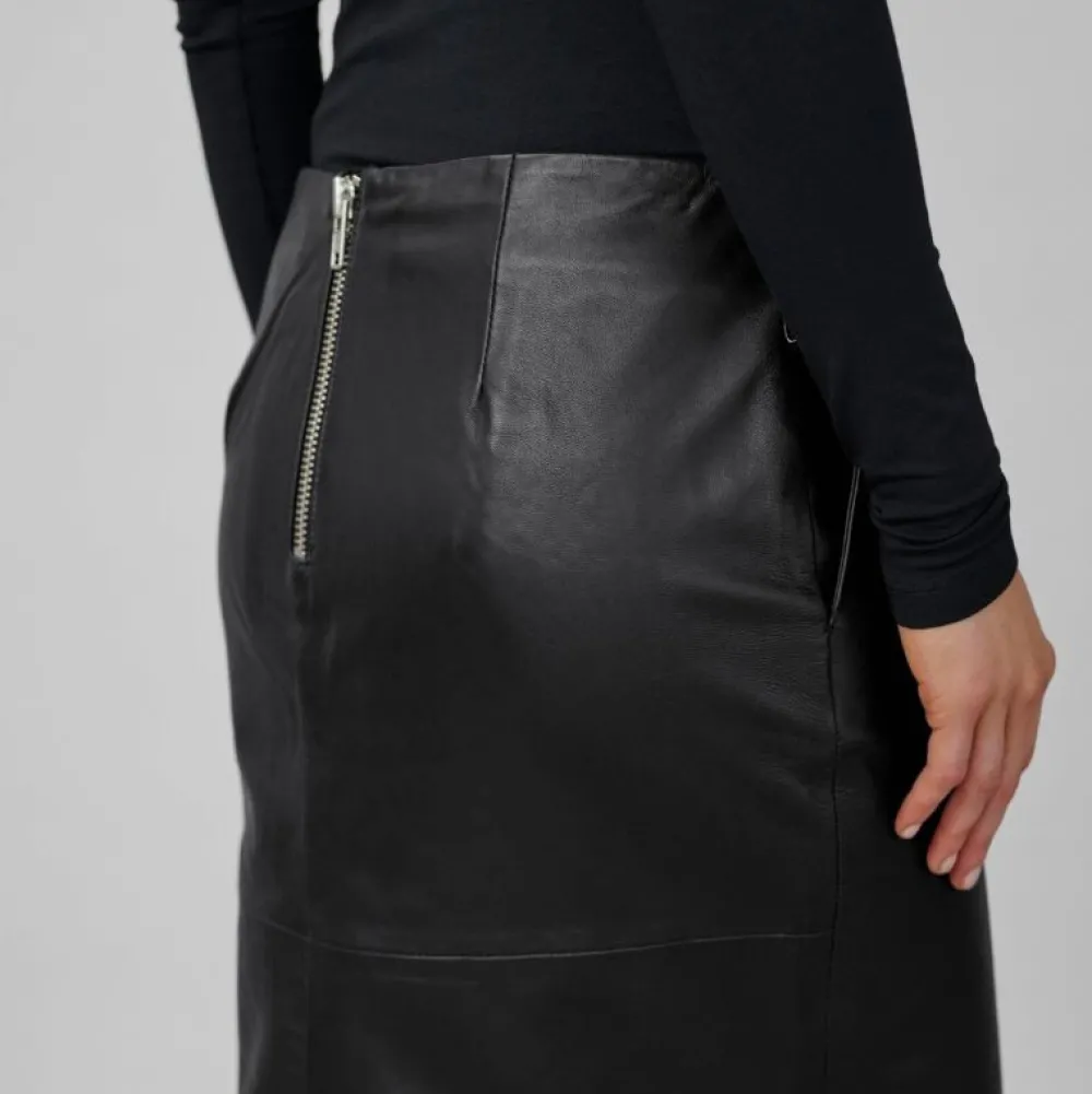 My Essential Wardrobe The Leather Skirt^Dame Underdele