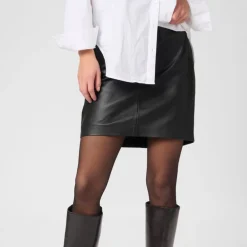 My Essential Wardrobe The Leather Skirt^Dame Underdele