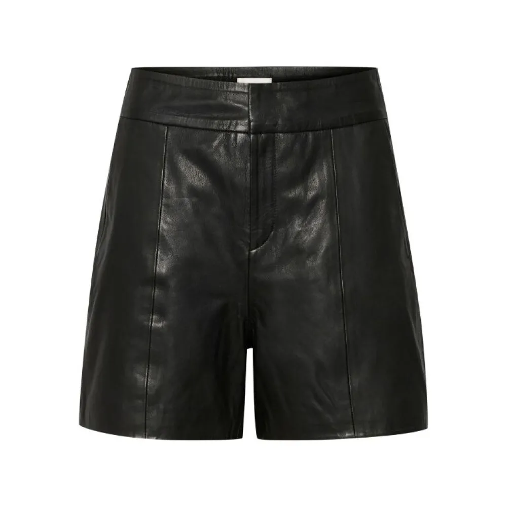 My Essential Wardrobe The Leather Shorts^Dame Underdele