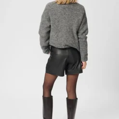 My Essential Wardrobe The Leather Shorts^Dame Underdele