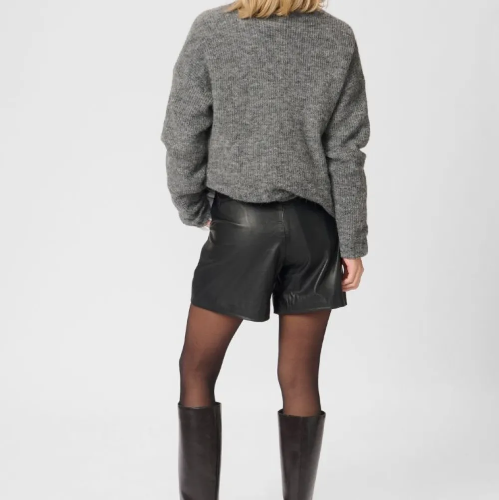 My Essential Wardrobe The Leather Shorts^Dame Underdele