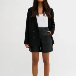 My Essential Wardrobe The Leather Shorts^Dame Underdele