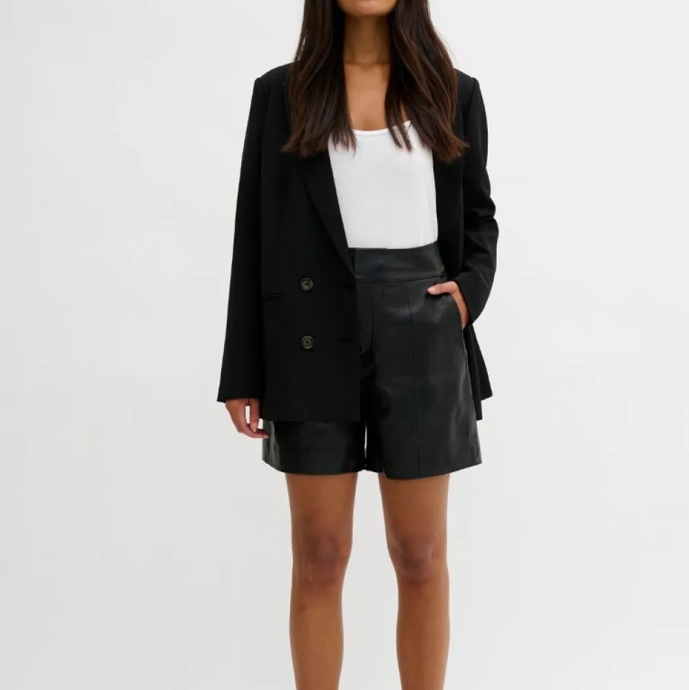 My Essential Wardrobe The Leather Shorts^Dame Underdele