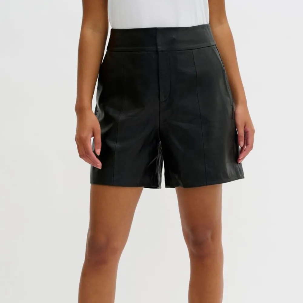 My Essential Wardrobe The Leather Shorts^Dame Underdele