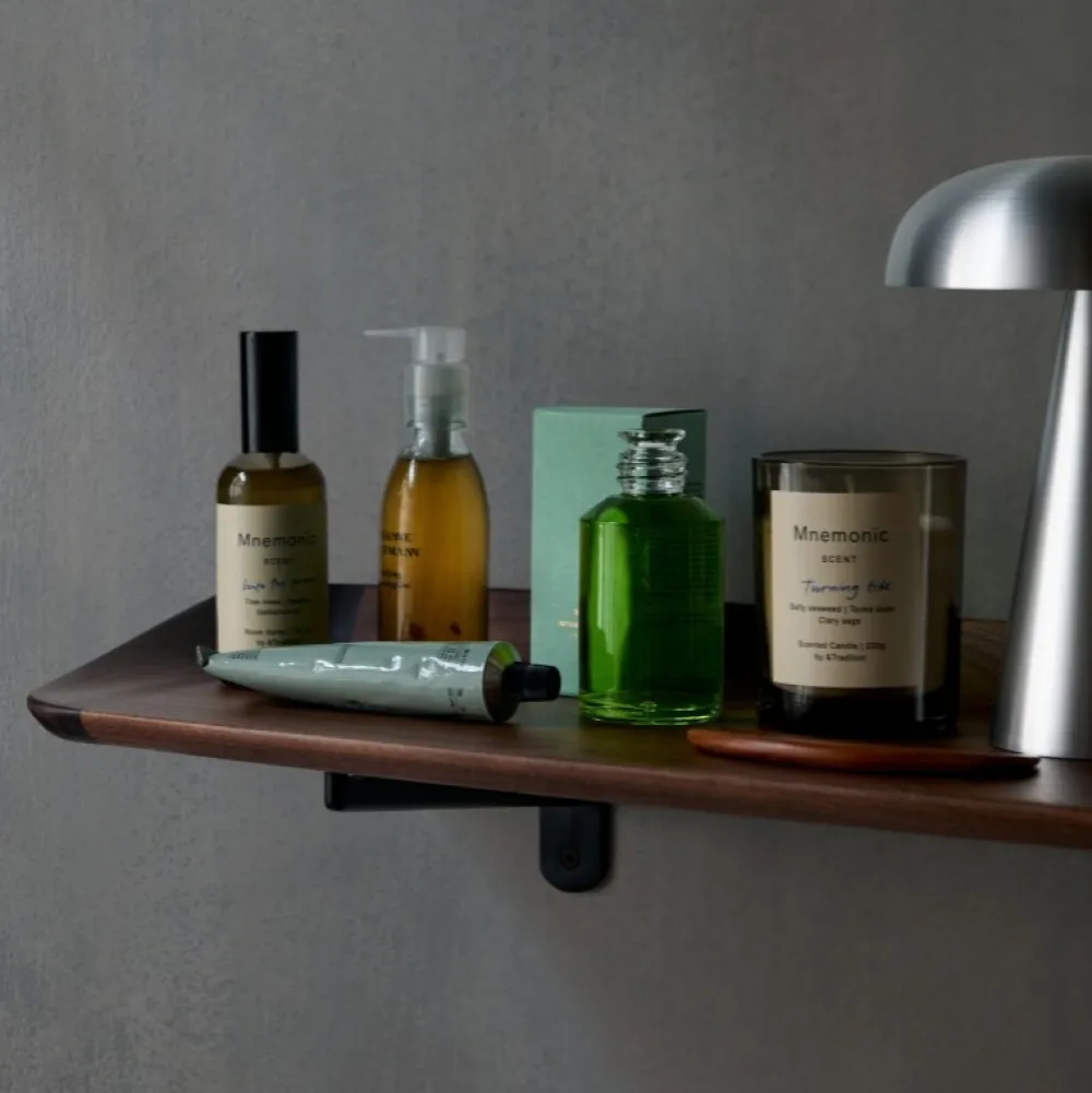 &Tradition Guild HM14 Valnød^ Hylder|Stue