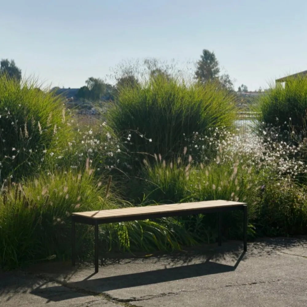 &Tradition Ville AV28 Bænk Warm Black^ Havemøbler