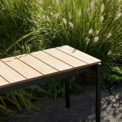 &Tradition Ville AV28 Bænk Warm Black^ Havemøbler