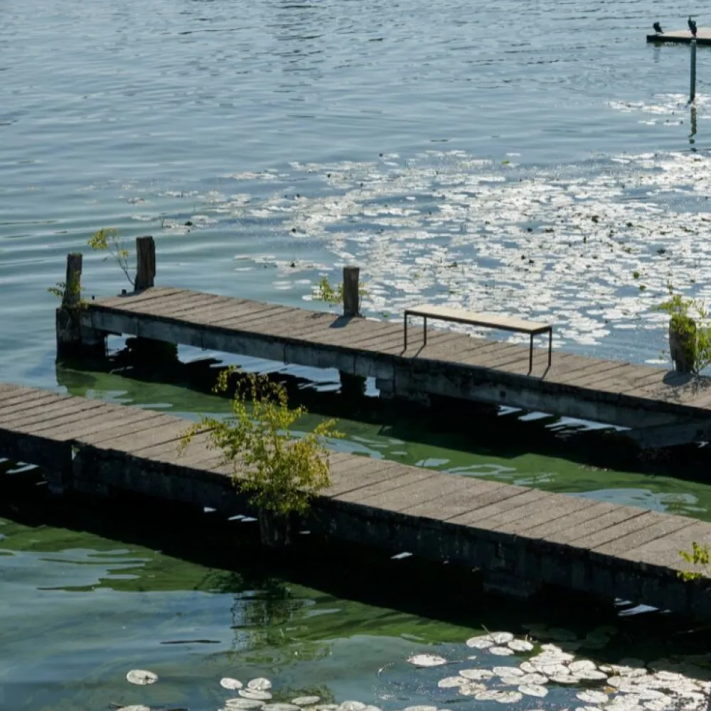 &Tradition Ville AV28 Bænk Warm Black^ Havemøbler